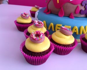 Simpsonov_cupcakes_s_kr_mem_a_donutem