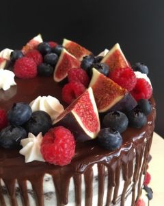 Naked_cake_polit_okol_dou_s_ovocem