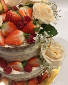 svatební dort - naked cake - nahý dort s ovocem a růžemi